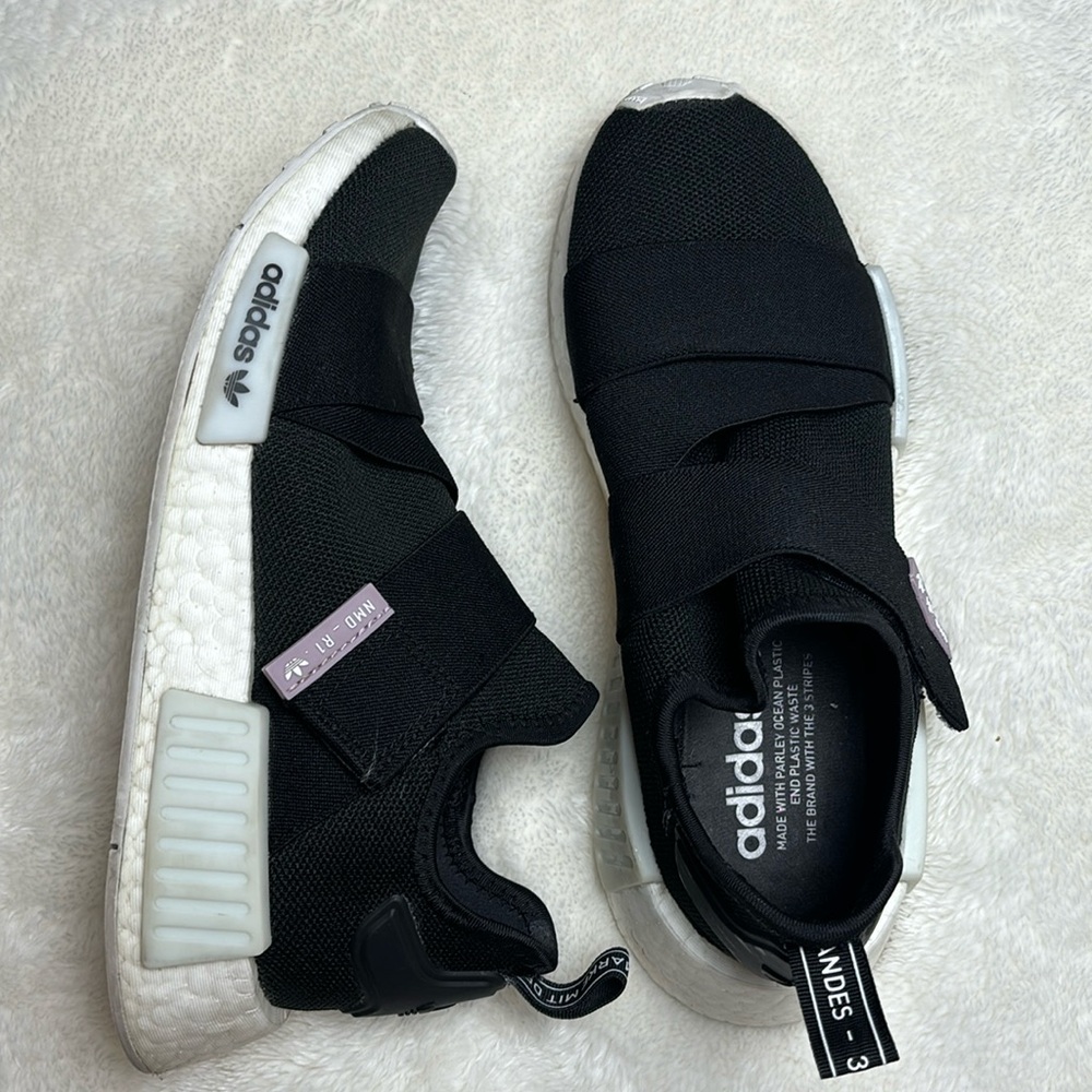 adidas Originals Women's NMD_R1's Sneaker, Black/Black/White, 7.5